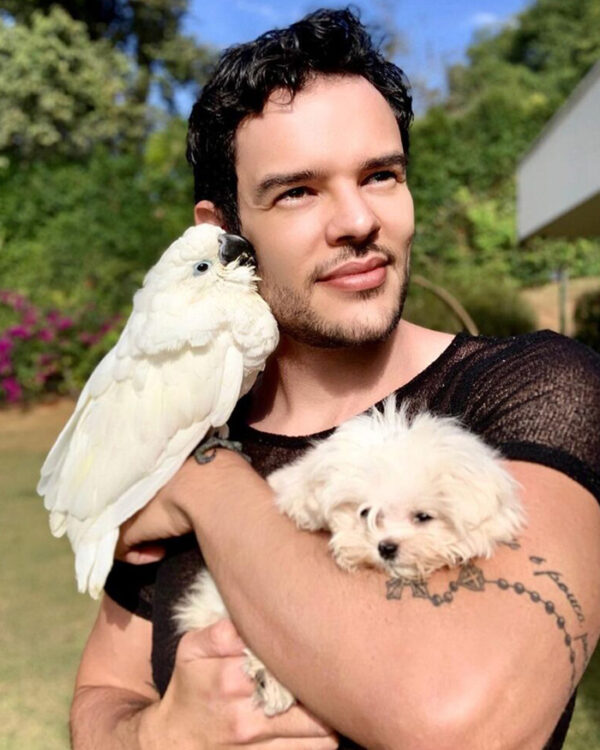 Cliente do Canil Cão Chic com seu maltês adquirido conosco